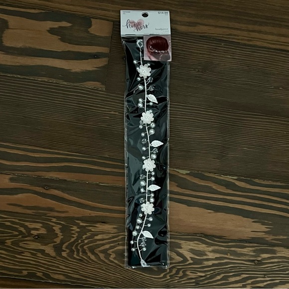 New Pearl & Flower Headpiece Wedding By His & Hers - Picture 2 of 4